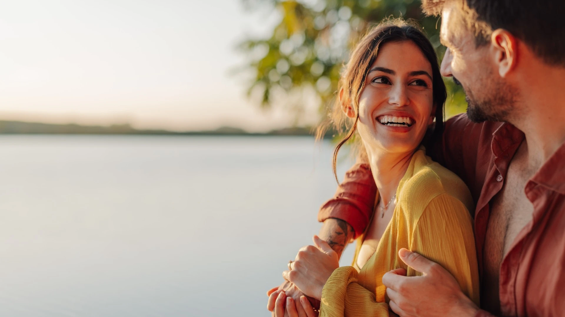 femme qui aime profondément être un partenaire profondément engagé