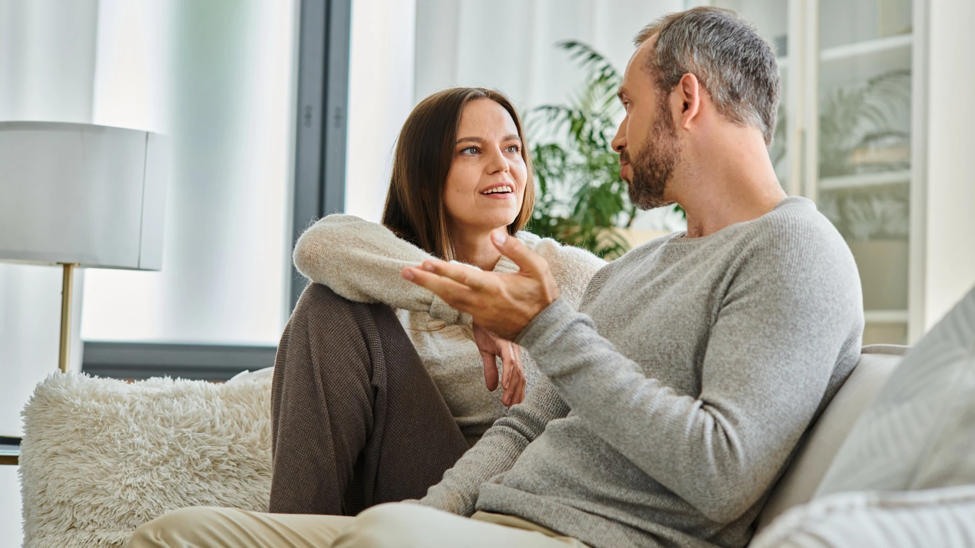 femme qui aime profondément se méfier de la dépendance émotionnelle