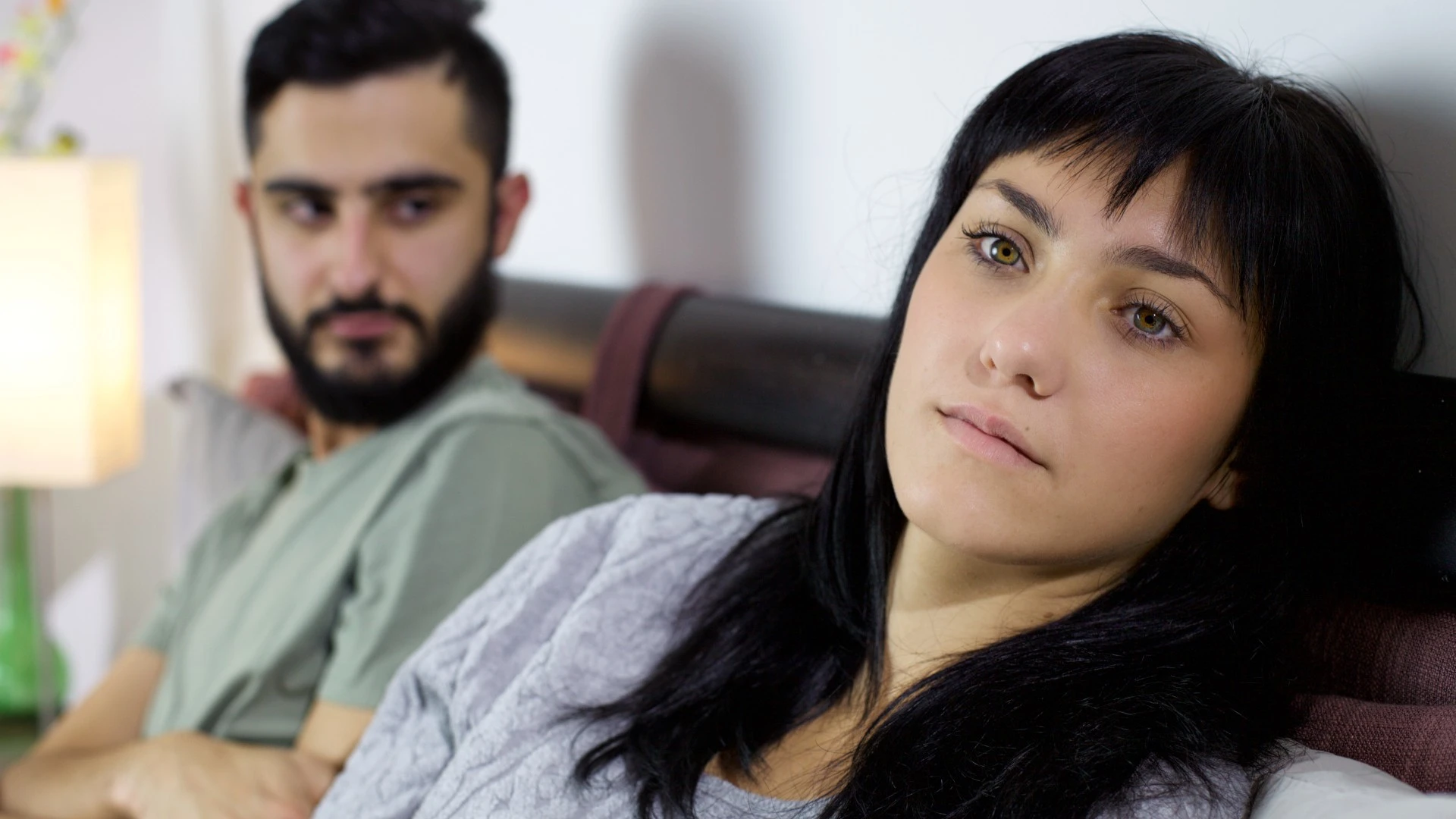 femme qui aime profondément et qui a du mal à se détendre au début d'une relation