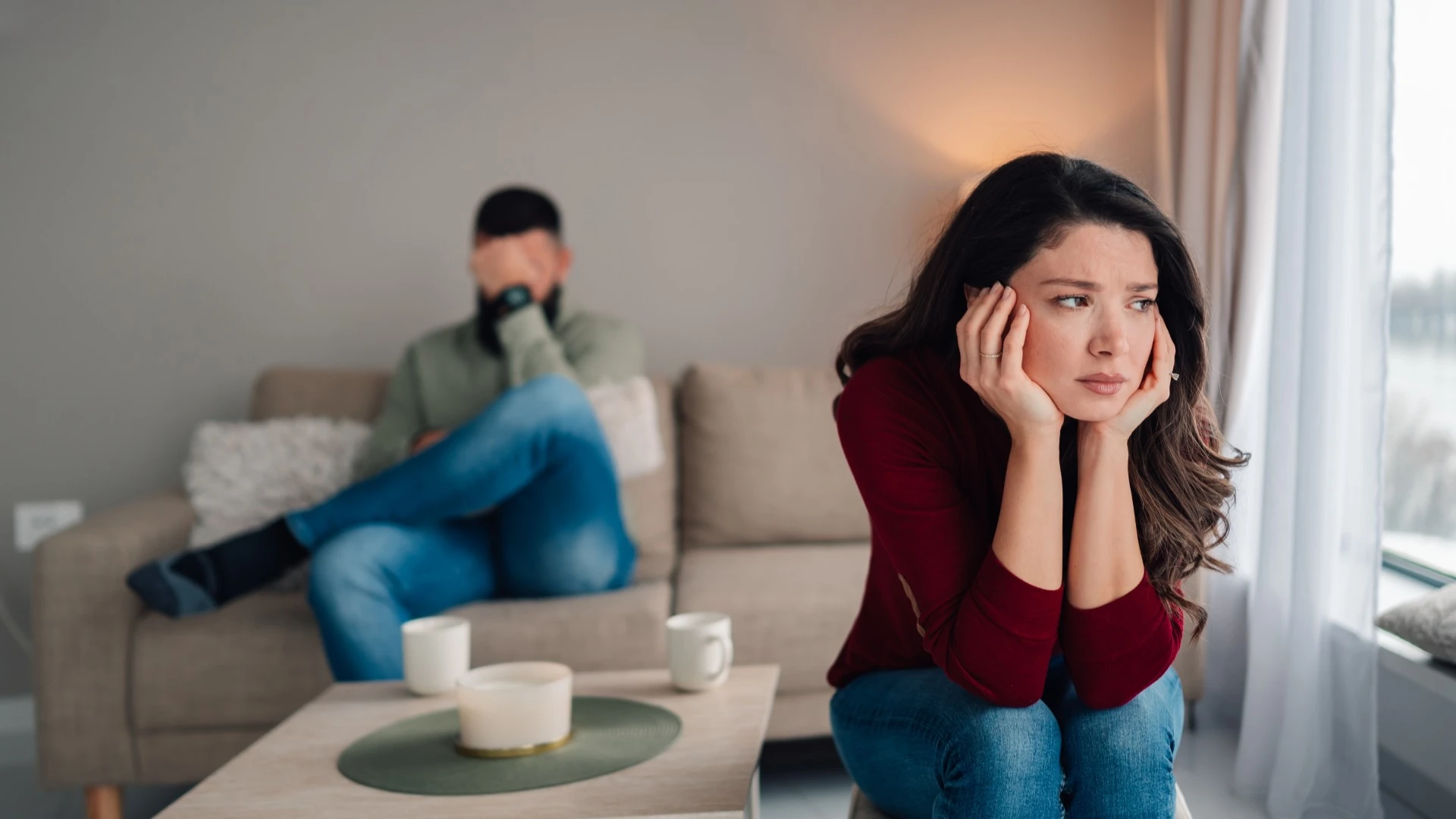 une femme qui se protège met beaucoup de temps à se sentir en sécurité émotionnellement