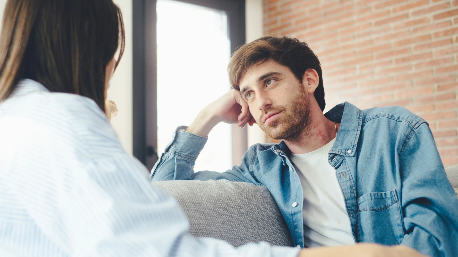 homme qui aime tester en profondeur la fiabilité en silence