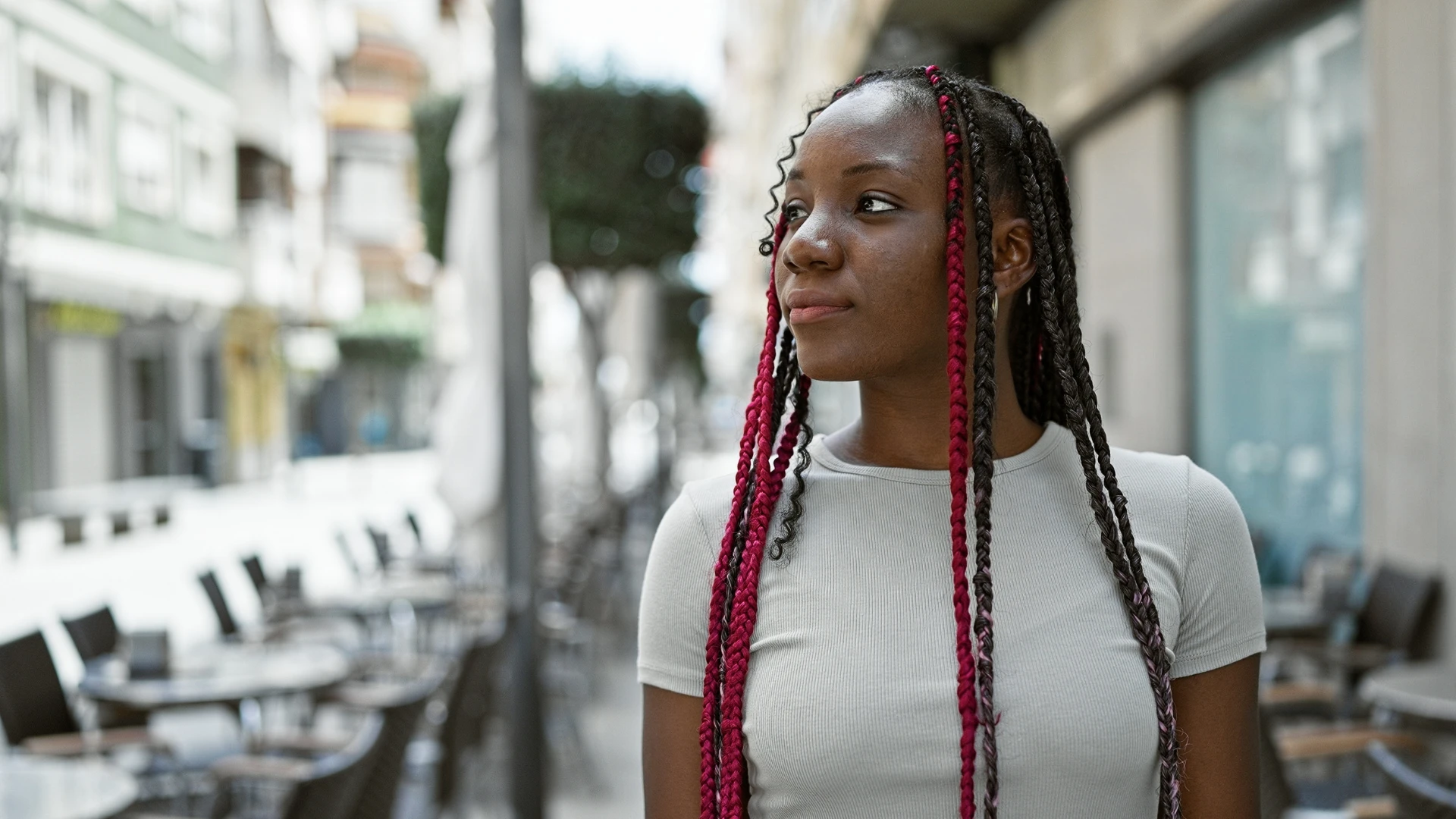 Une personne courageuse crée de nouveaux souvenirs montrant comment lâcher prise après la rupture