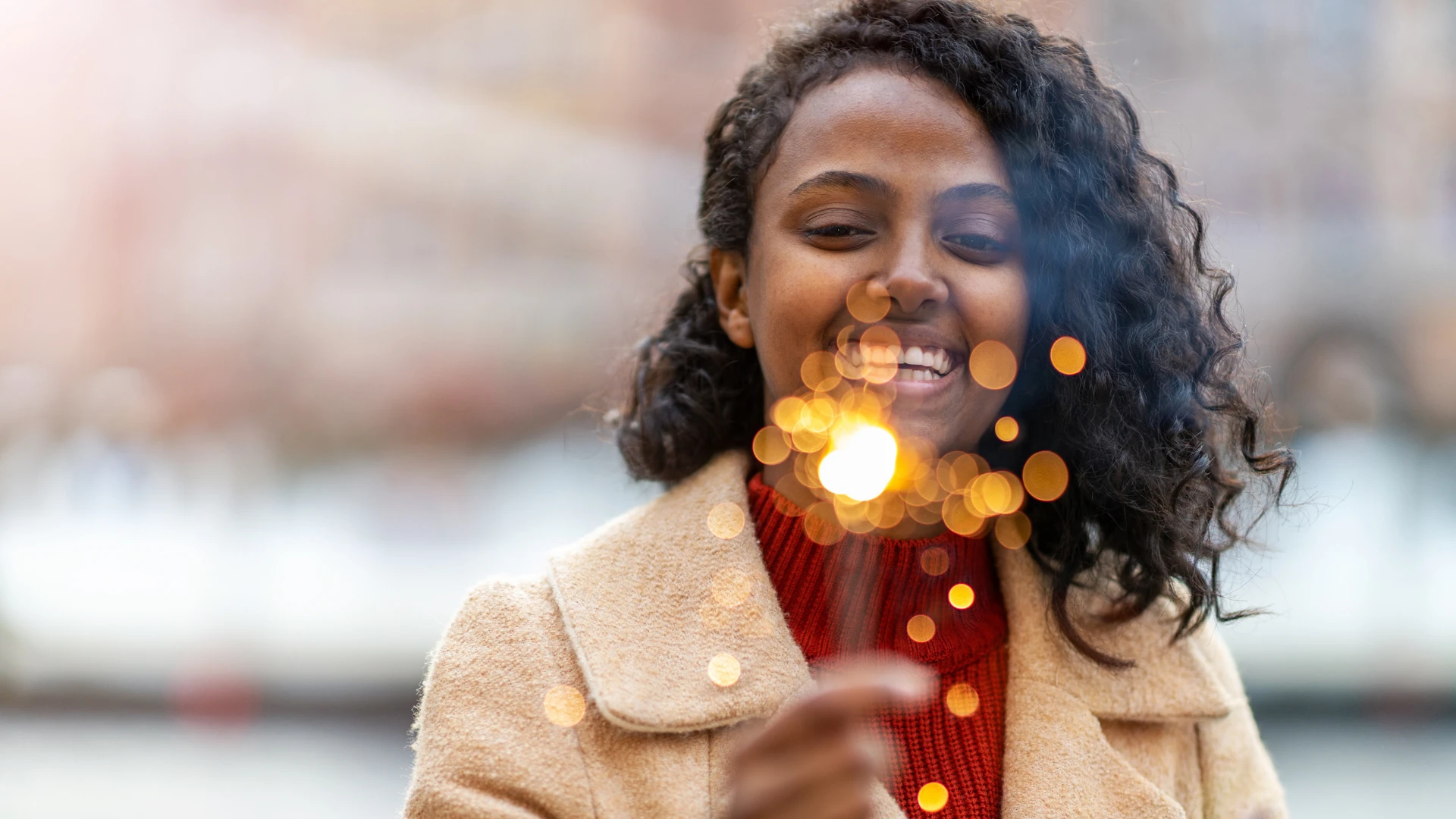 Une personne heureuse avec un sparkler célèbre la rupture
