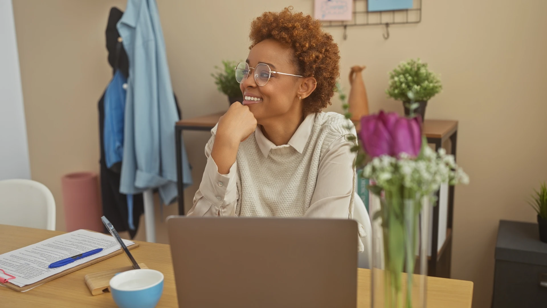 Personne heureuse dans une pièce épurée montrant comment lâcher prise après la rupture