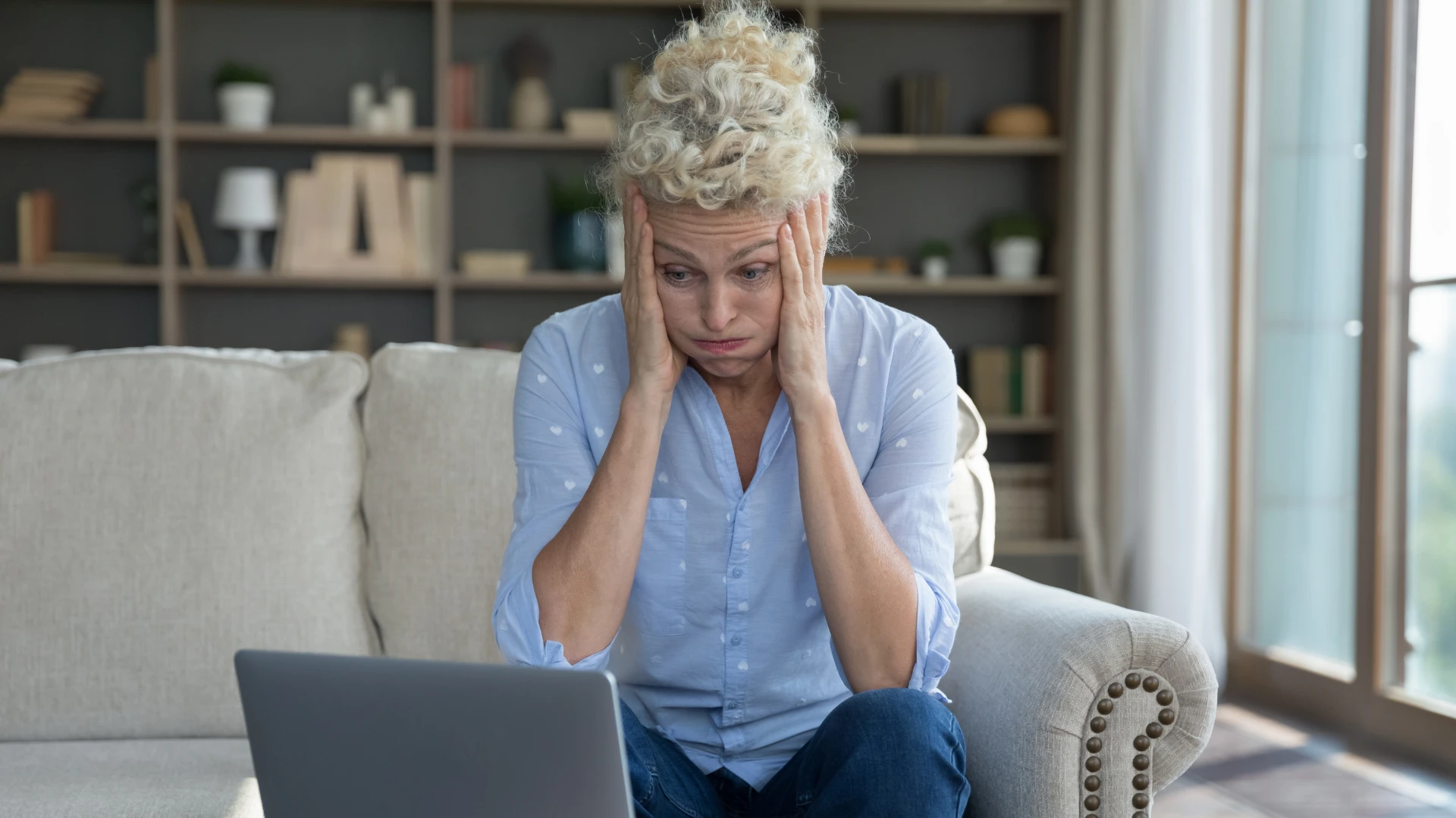 Personne frustrée avec un ordinateur prêt à supprimer son ex, montrant le moyen de lâcher prise après la rupture