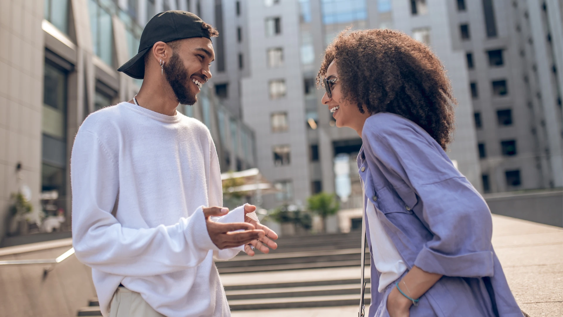 Discutez en couple détendue sans crainte, montrant un comportement précieux