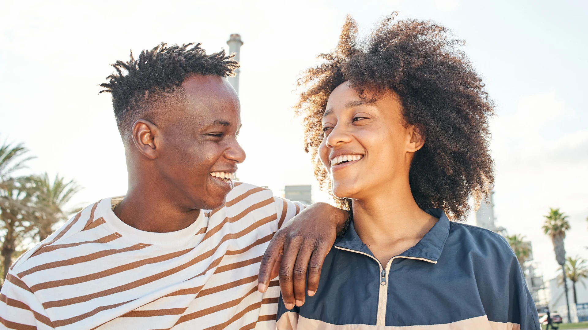 Un couple souriant maintient un contact visuel et montre des personnes chères qui vous donnent la priorité