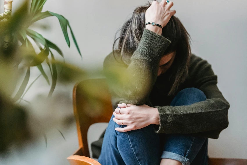 jeune femme réagissant aux questions posées par les hommes