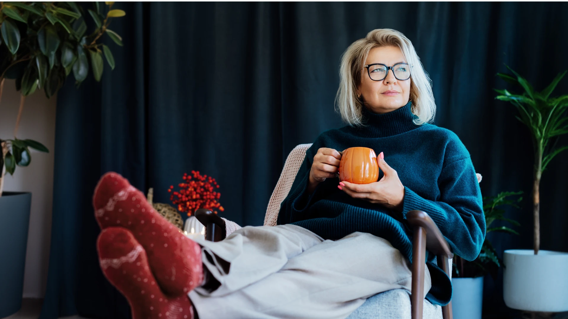 femme célibataire profitant du temps seule