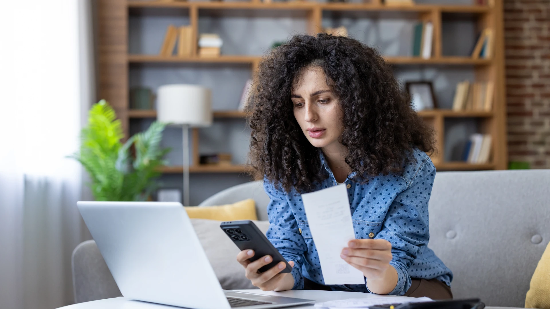 femme célibataire qui est financièrement responsable et qui paie ses factures en toute sécurité