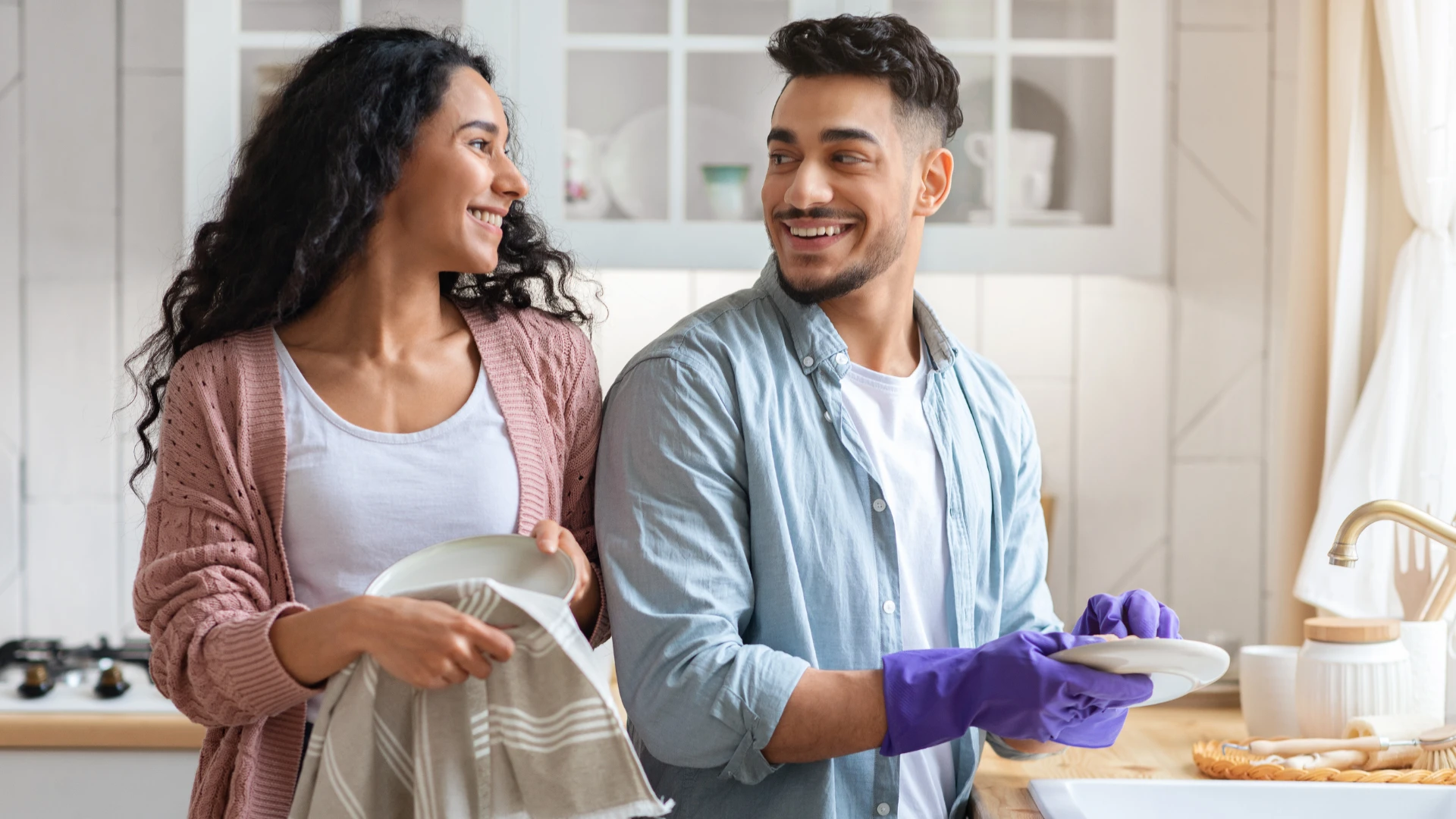 homme respectant une femme qui l'aide dans les tâches ménagères