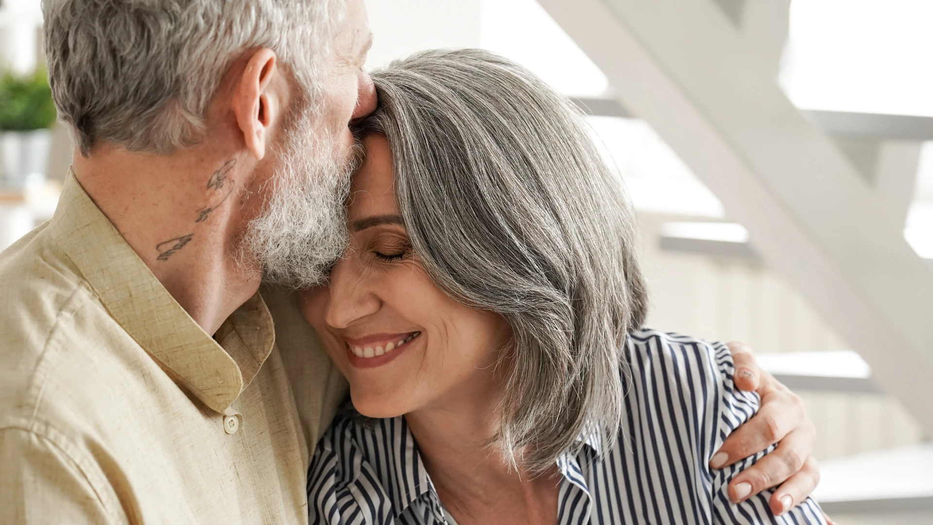 femme recherchant la sécurité émotionnelle avec un homme