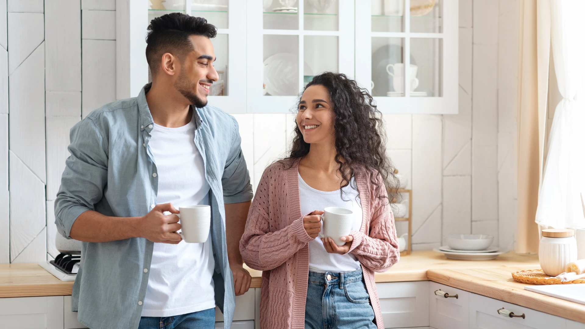 couple avec des valeurs partagées souriant ensemble dans la cuisine