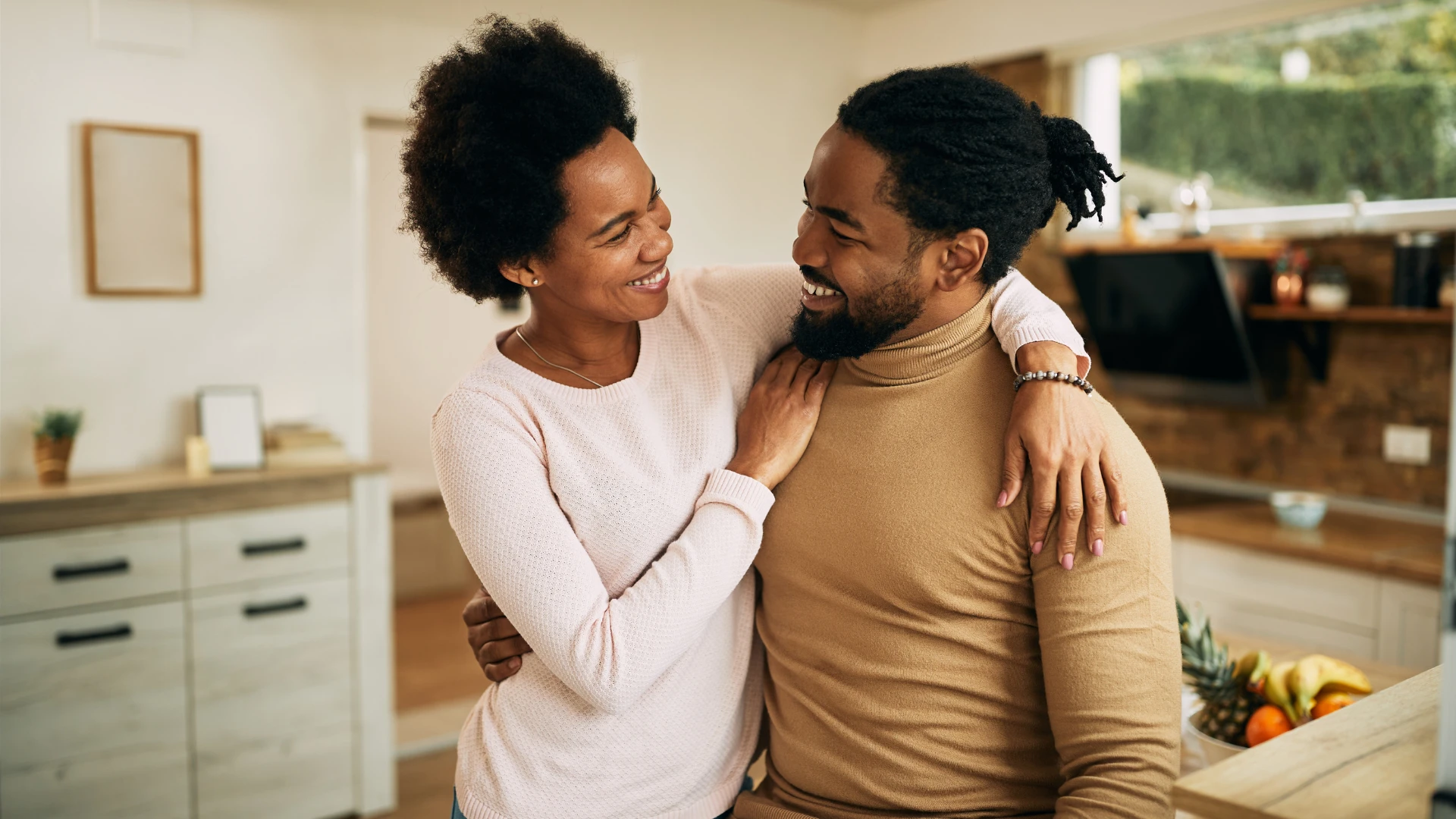 femme ayant le choix de devenir parent étreignant un homme