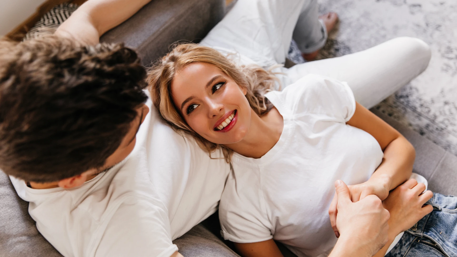femme célibataire qui veut un ami avant qu'un partenaire regarde un homme