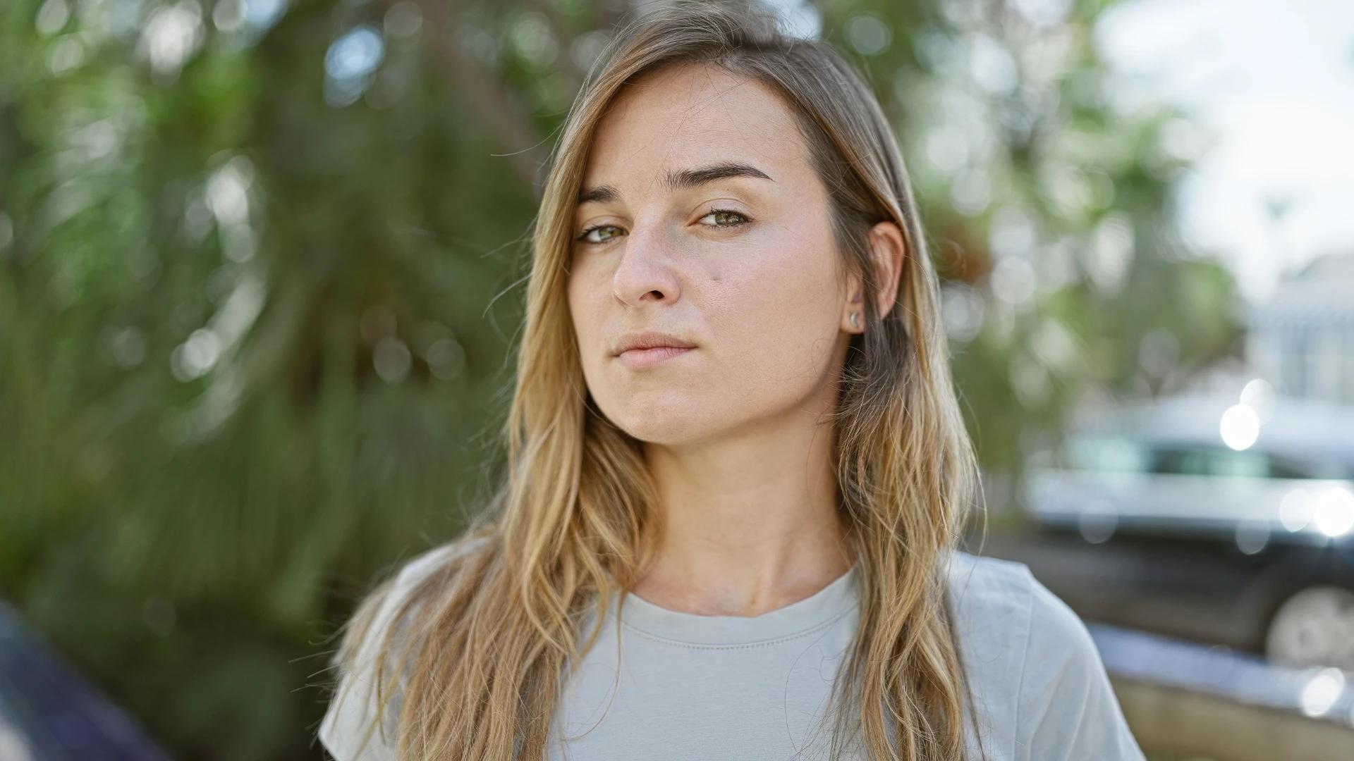 femme agacée après ne pas avoir soutenu son partenaire à la maison