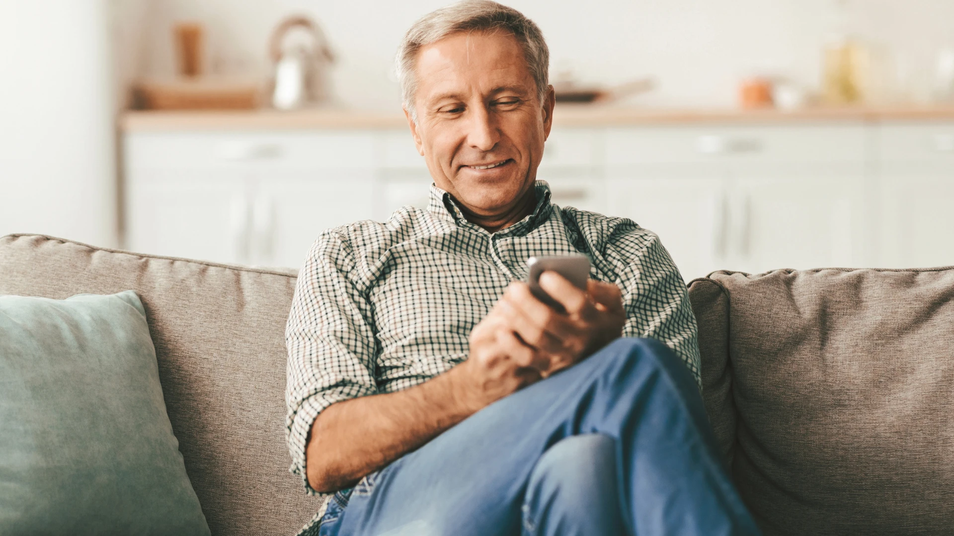 Un homme qui sait clairement ses intentions en envoyant des SMS sur son téléphone.