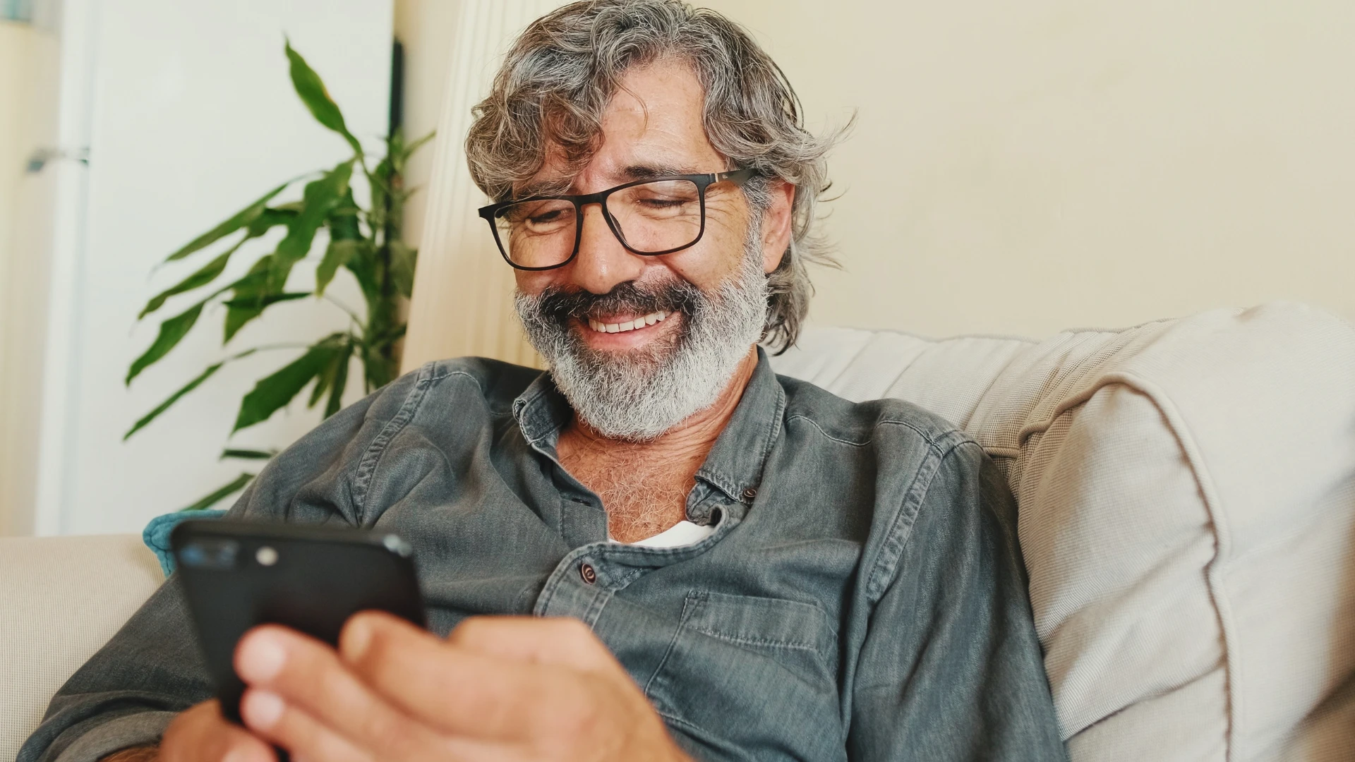 Un homme qui ne joue pas à des jeux émotionnels en envoyant des SMS sur son téléphone.