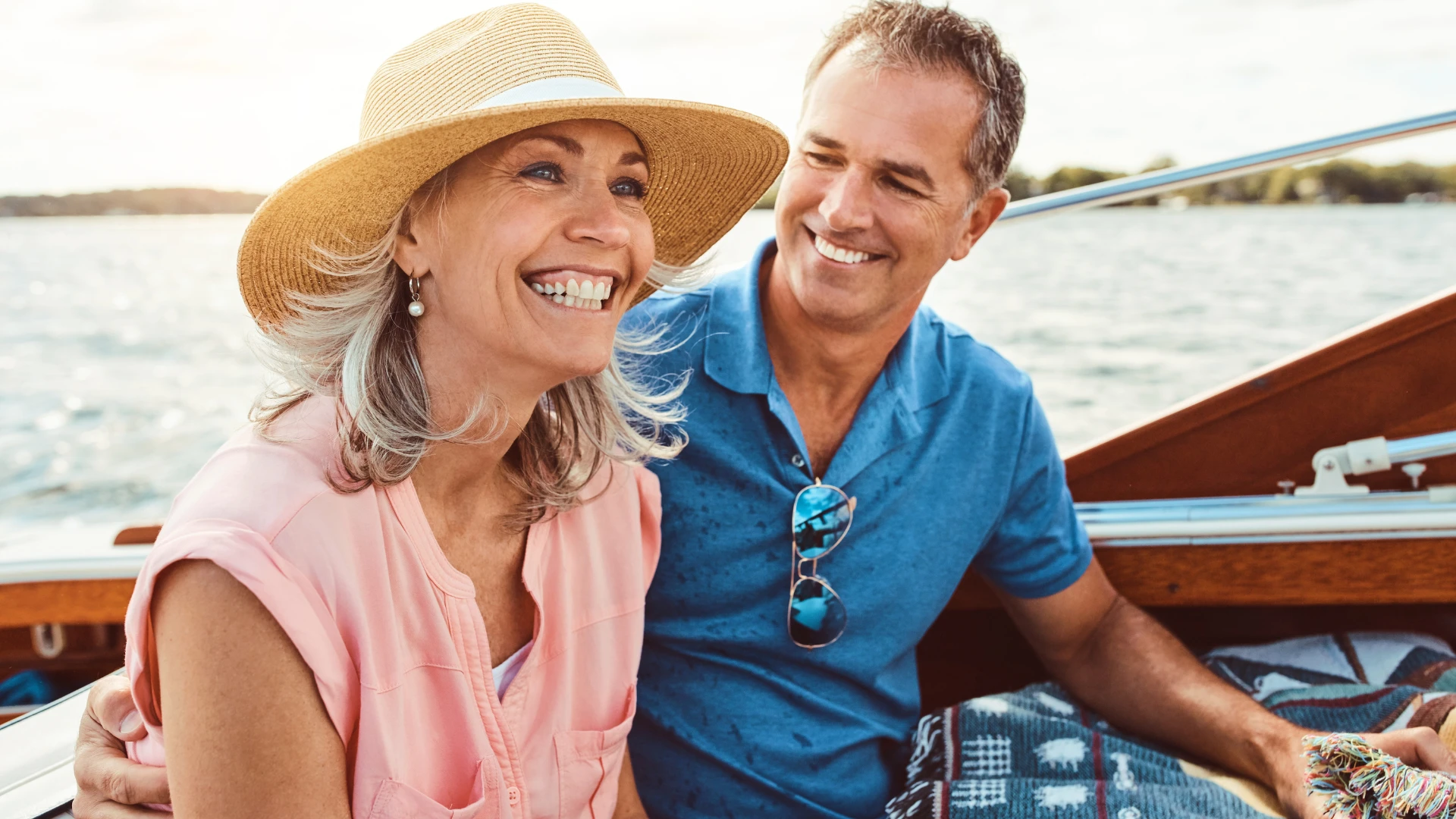 Homme qui sait communiquer les limites en souriant avec sa femme.
