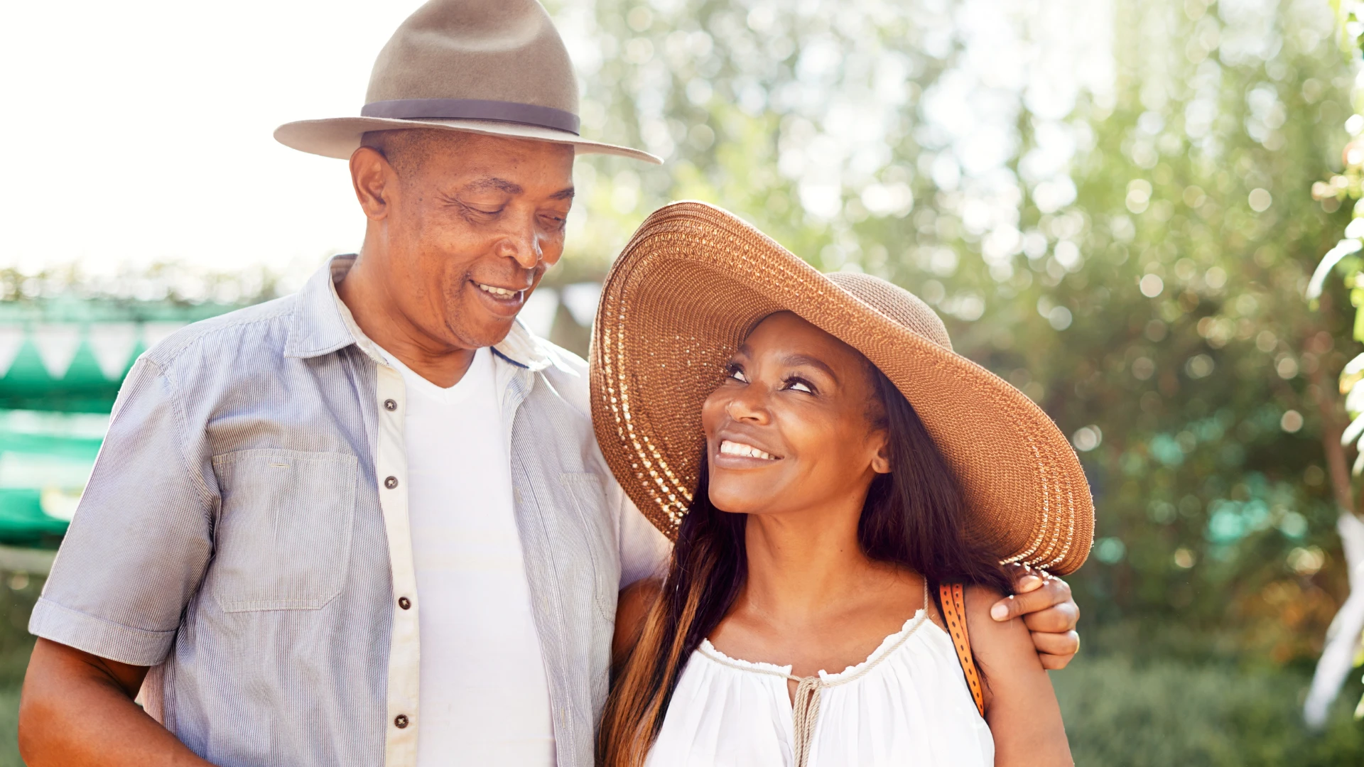 Femme souriant à un homme plus âgé qui est moins réactif émotionnellement.