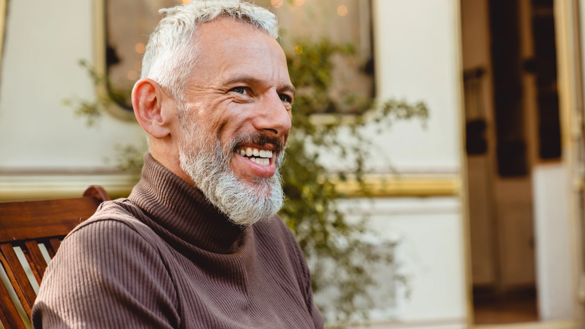 Un homme qui n'a pas peur de prendre ses responsabilités en souriant.