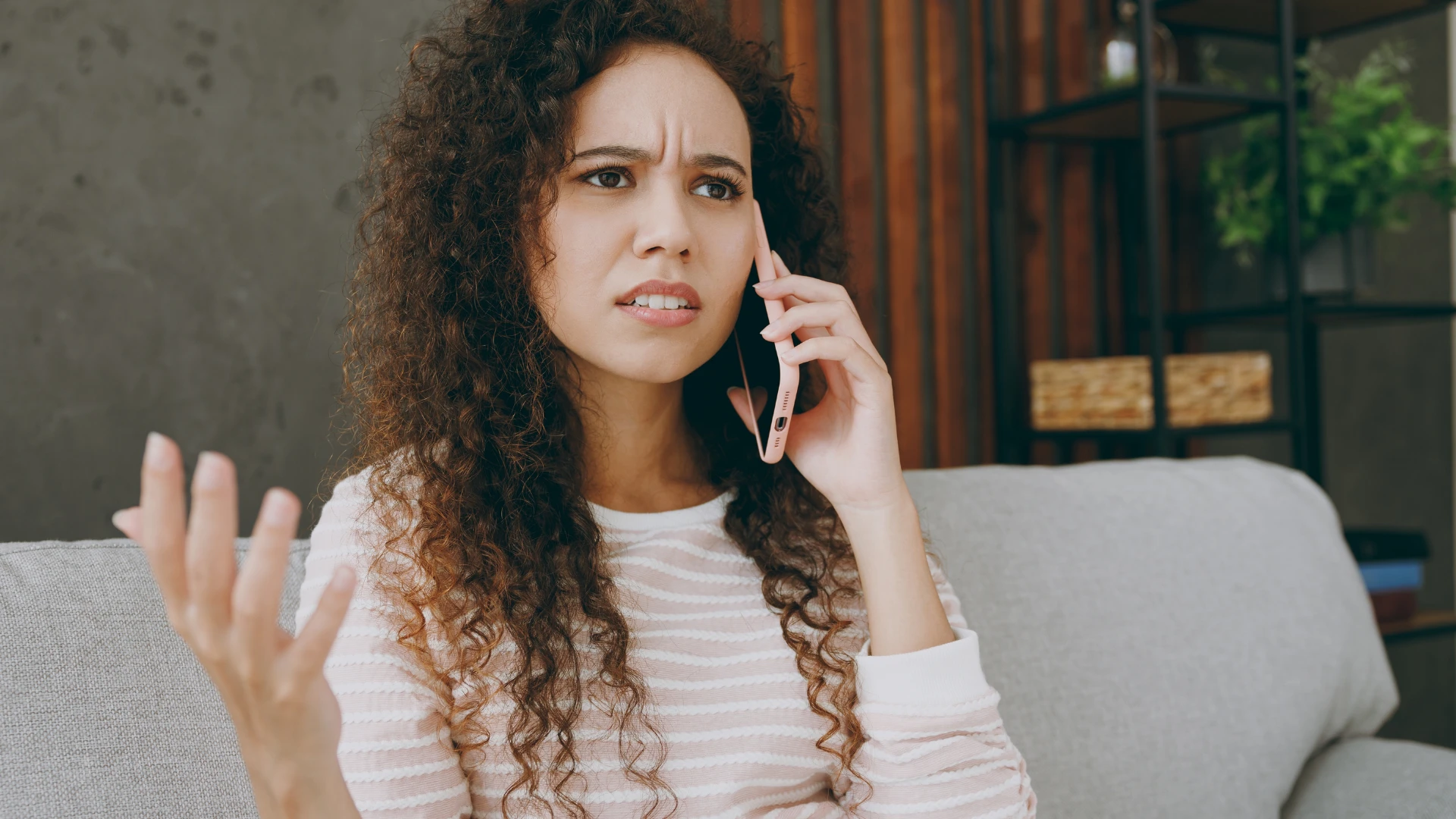 femme bouleversée parlant au téléphone avec son partenaire