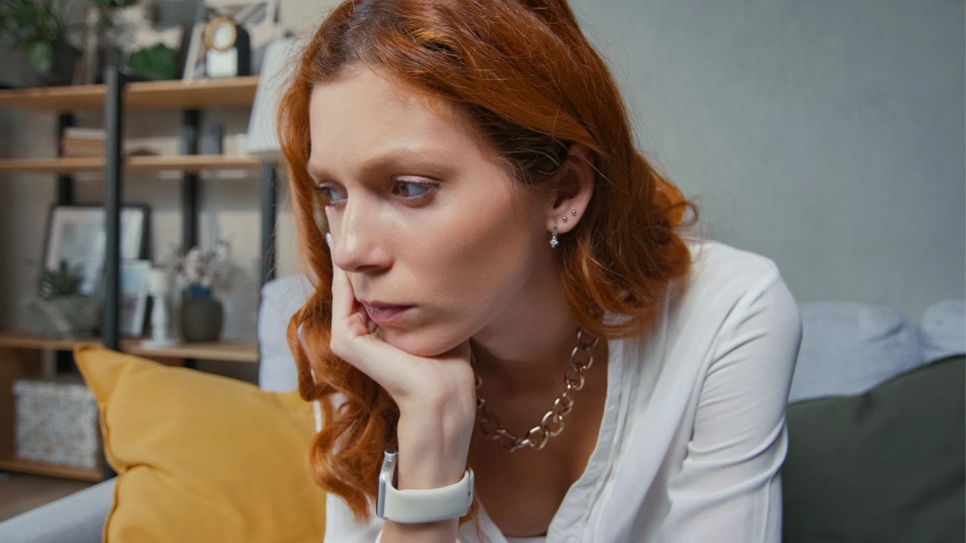 femme assise seule au lieu d'être avec les proches de son partenaire