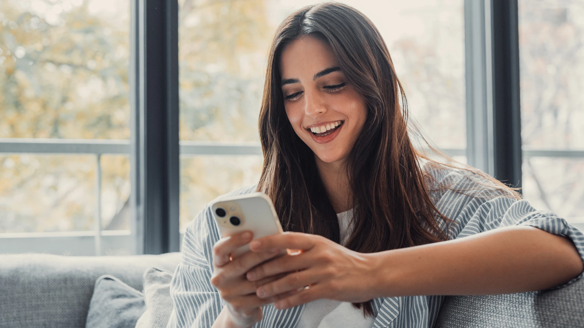 femme souriante après ne pas avoir publié de photos de couples en ligne