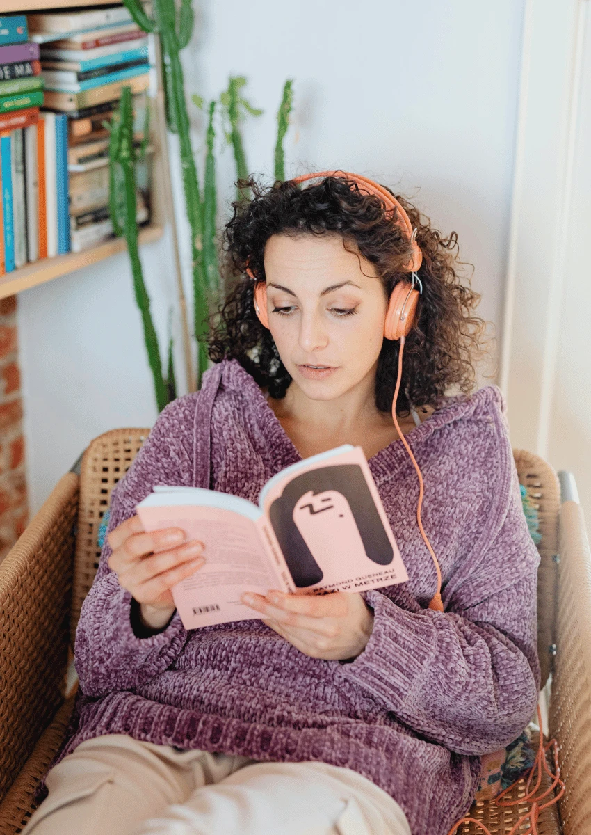 femme passe du temps seule à lire