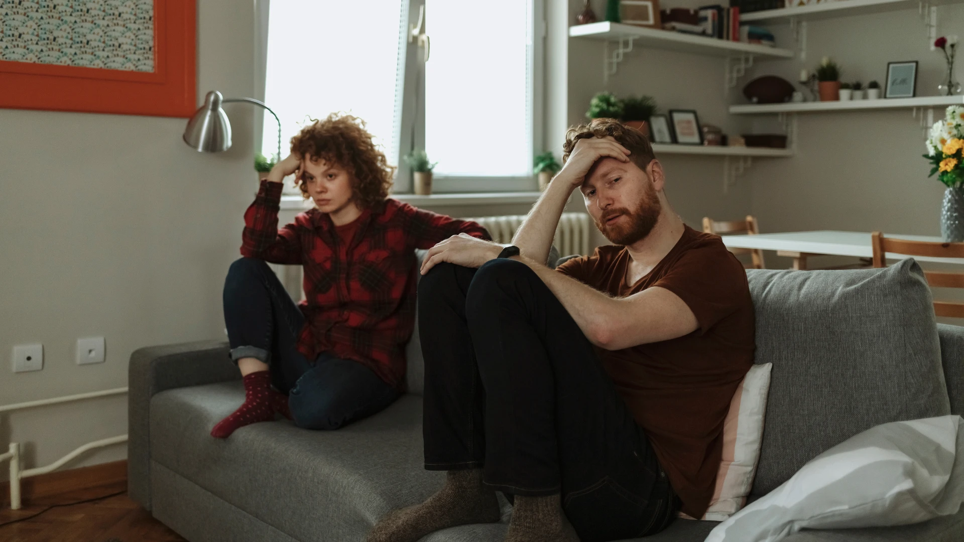les femmes qui ont épousé des hommes émotionnellement instables disent que ces signes sont apparus tôt et qu'elles sont souvent émotionnellement dépendantes des autres