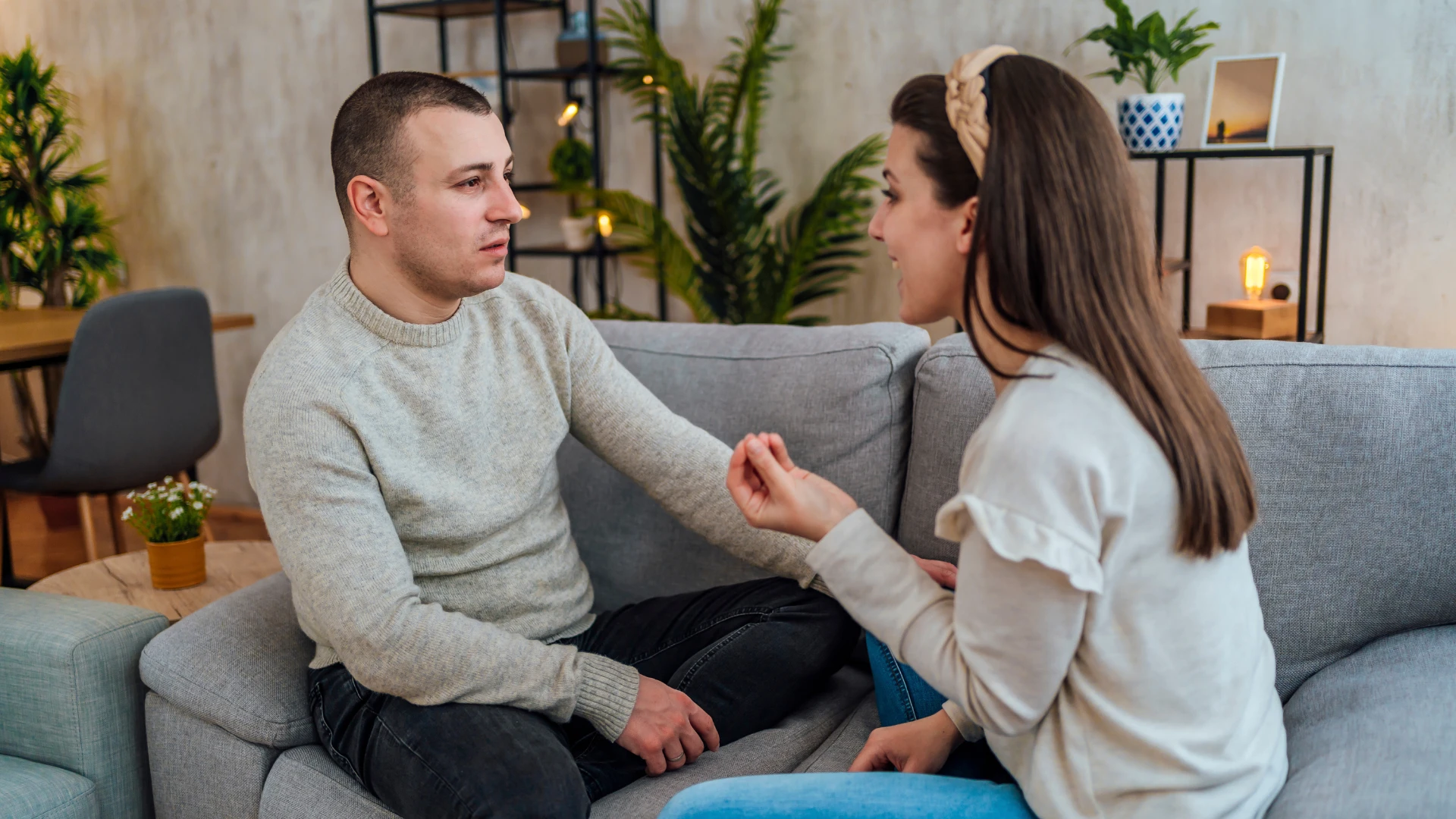 les femmes qui ont épousé des hommes émotionnellement instables disent que ces signes sont apparus tôt et qu'elles sont souvent jalouses