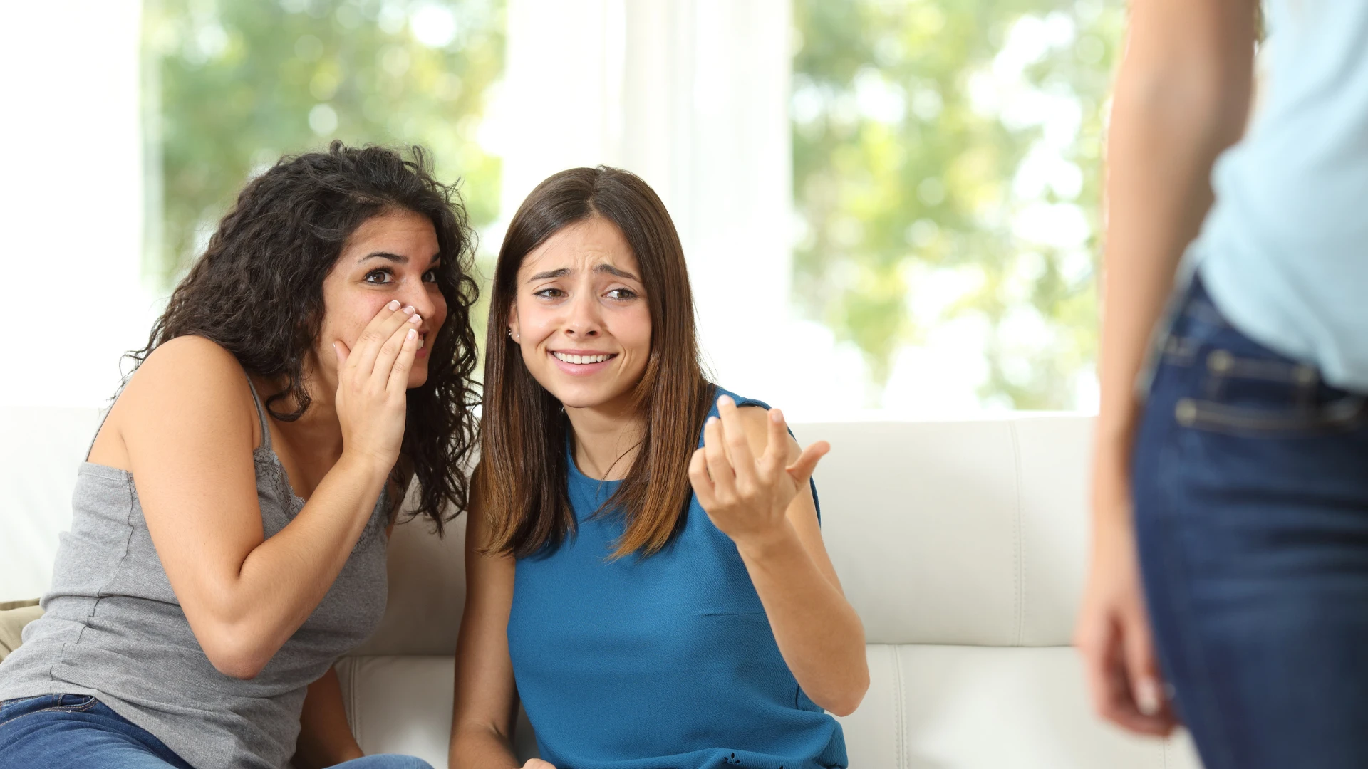 Des amis bavards chuchotent en montrant un trait peu sympathique