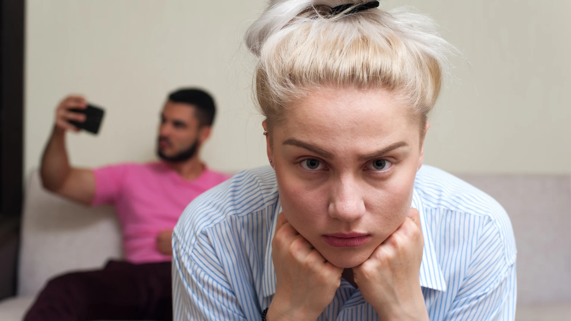 Femme qui se déteste de soi avec un homme distrait montrant un trait peu sympathique