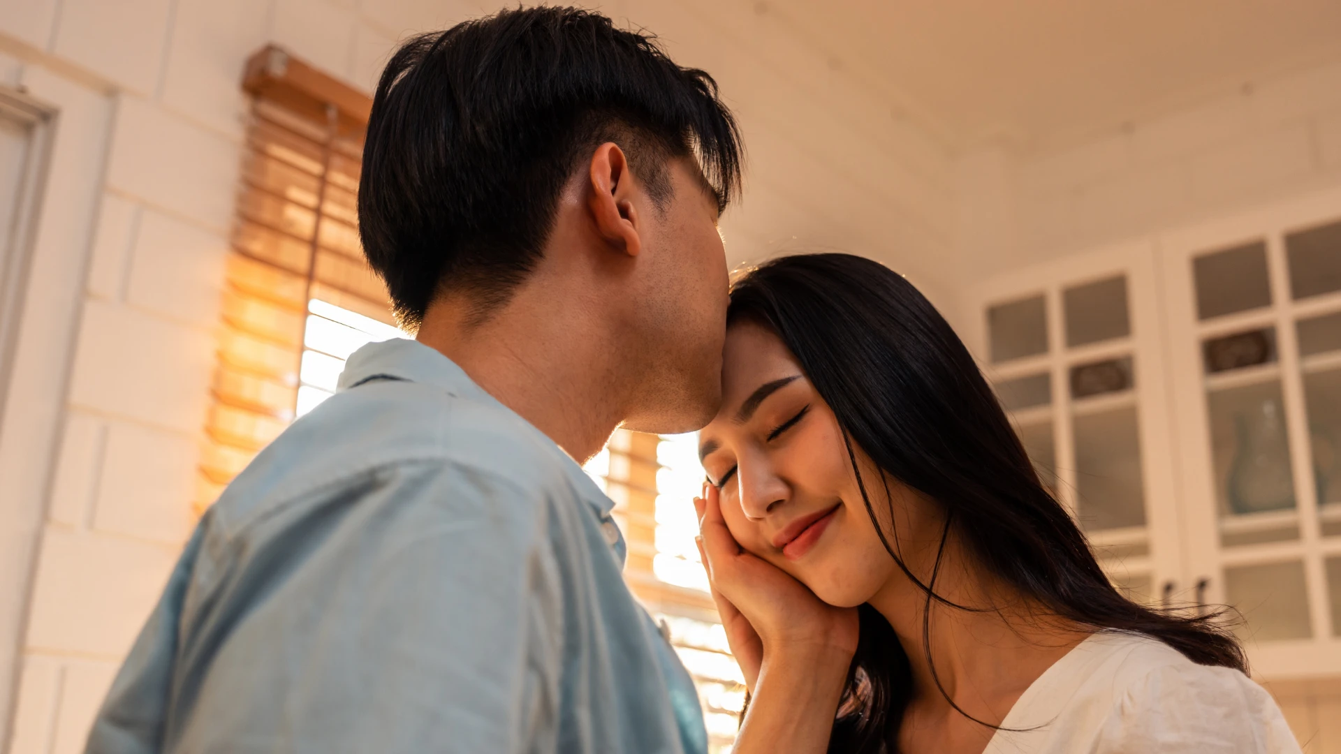 Une personne aimante embrasse son conjoint et se montre heureuse de relever un défi