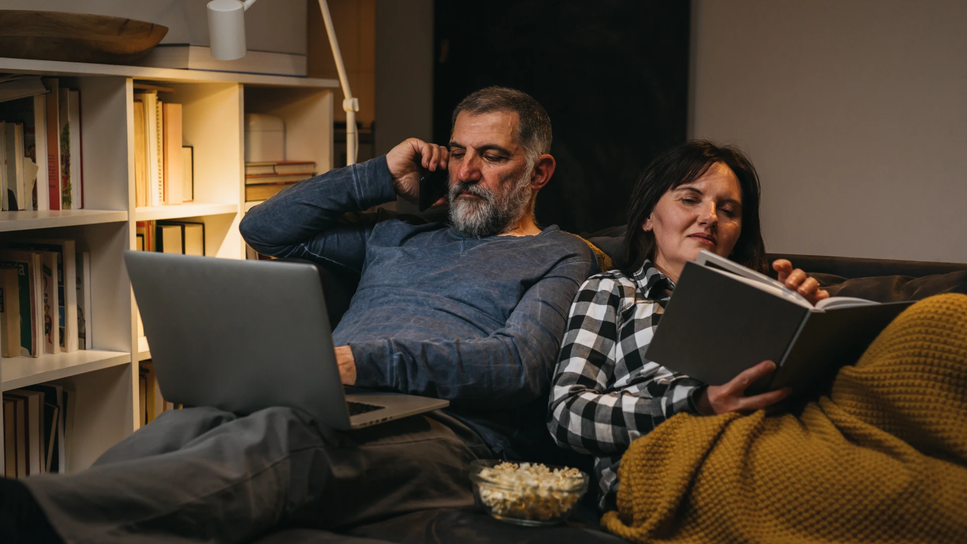 Un couple proche fait différentes activités montrant une relation heureuse