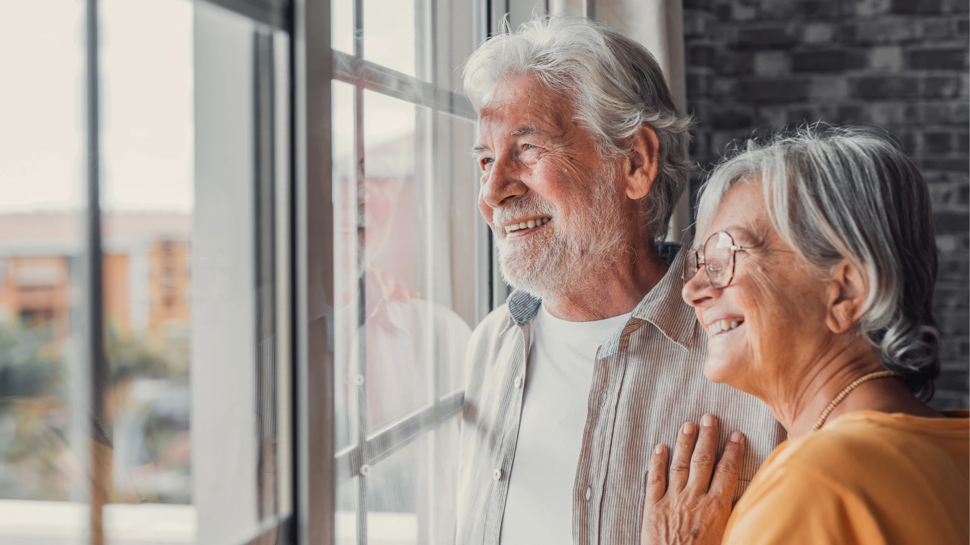 Un couple sorti regarde par la fenêtre montrant une relation heureuse