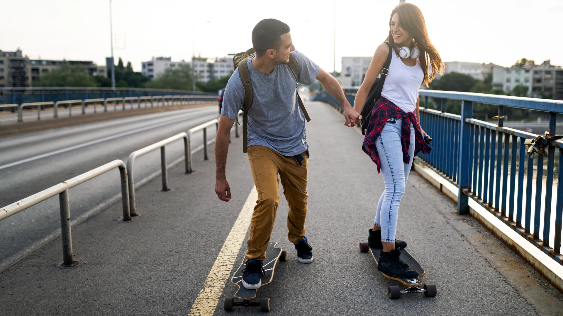 Couple motivé skateboard ensemble montrant une relation heureuse