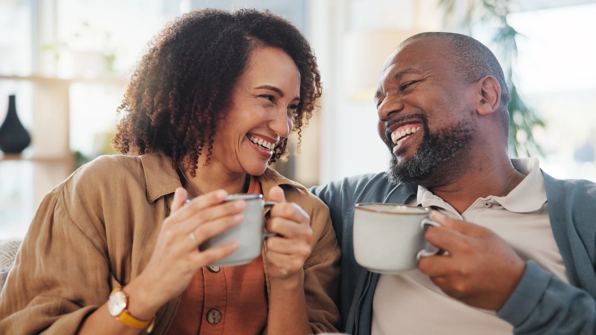 Un couple heureux rient ensemble, montrant une relation de soutien