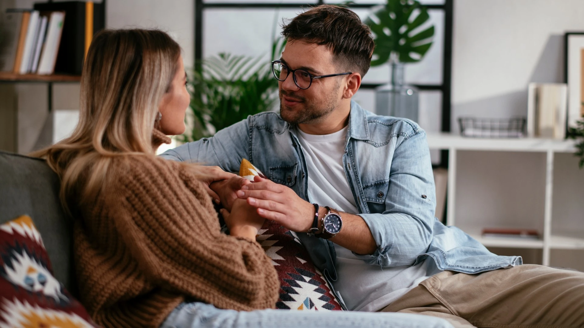 couple émotionnellement mature gérant les désaccords en s'écoutant réellement