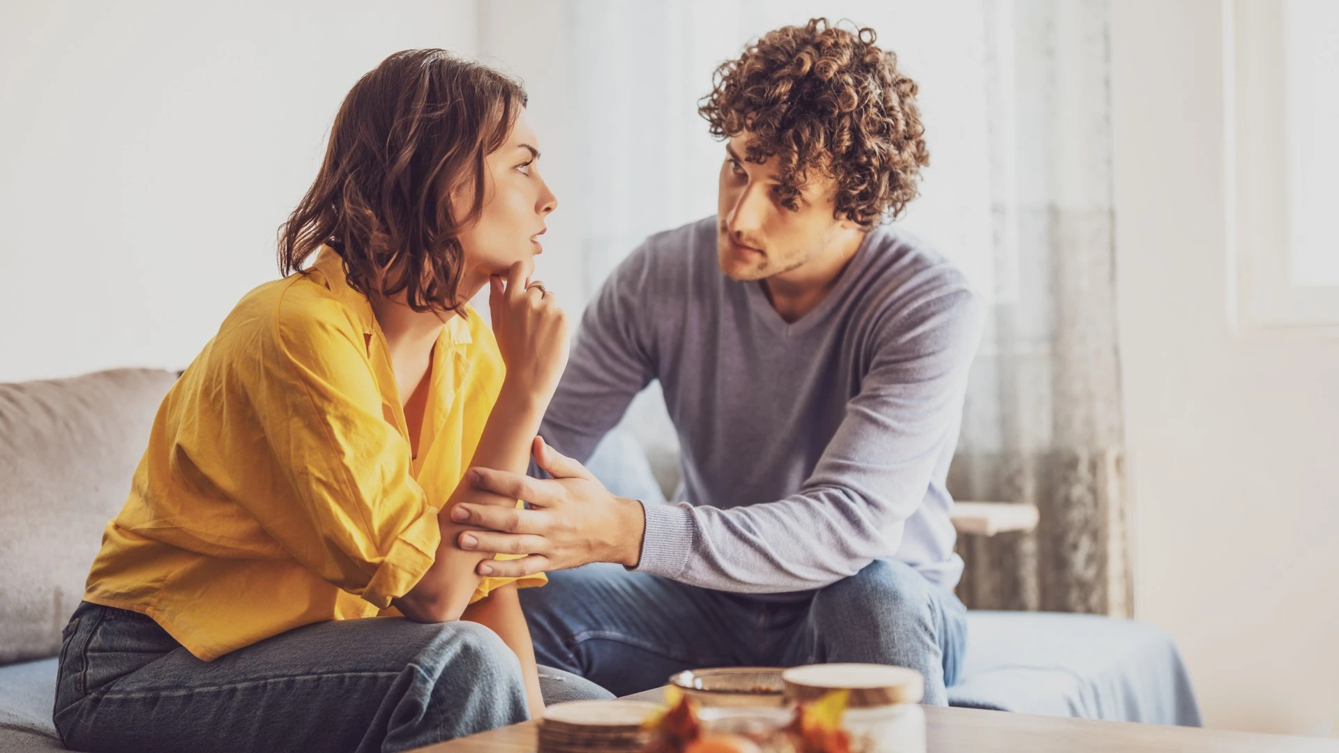 couple émotionnellement mature gérant les désaccords en s'excusant et en acceptant la responsabilité
