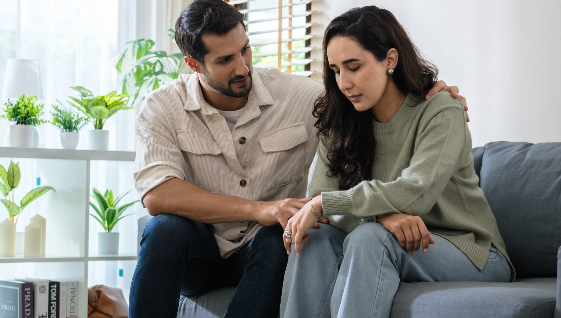couple émotionnellement mature gérant les désaccords en se demandant le point de vue de chacun