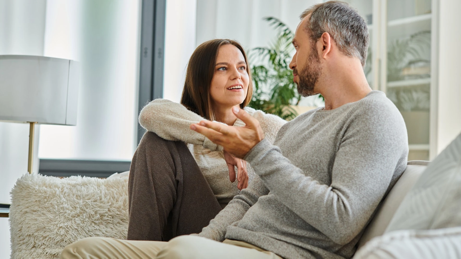 couple émotionnellement mature gérant les désaccords en évitant les comportements de dispute toxiques