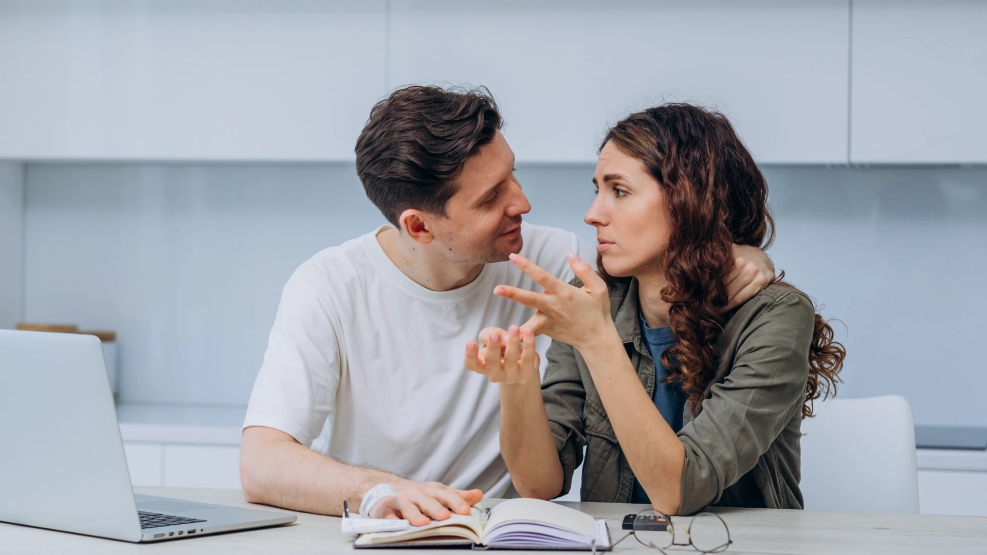 couple émotionnellement mature gérant les désaccords en affrontant les problèmes avant qu'ils ne deviennent trop importants