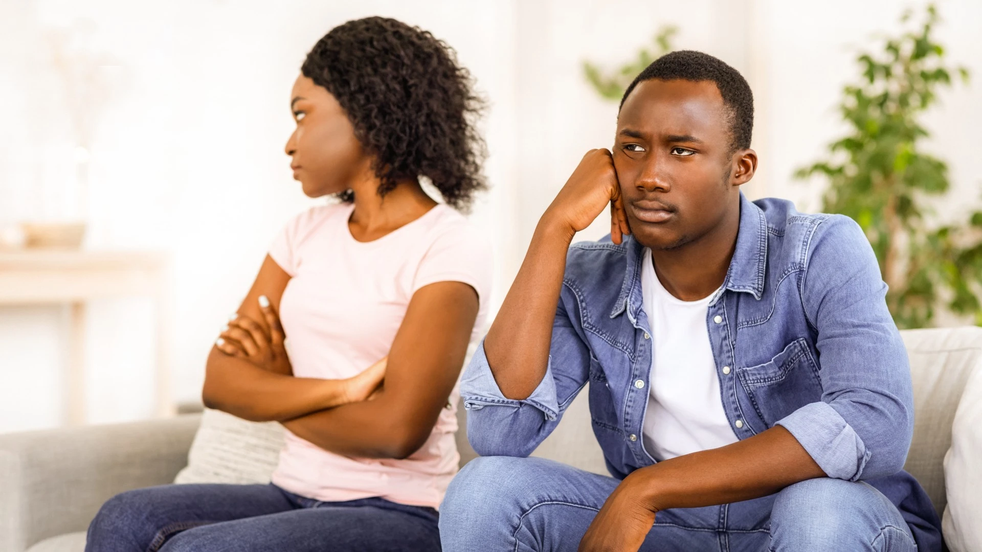 couple émotionnellement mature gérant les désaccords en connaissant les dealbreakers