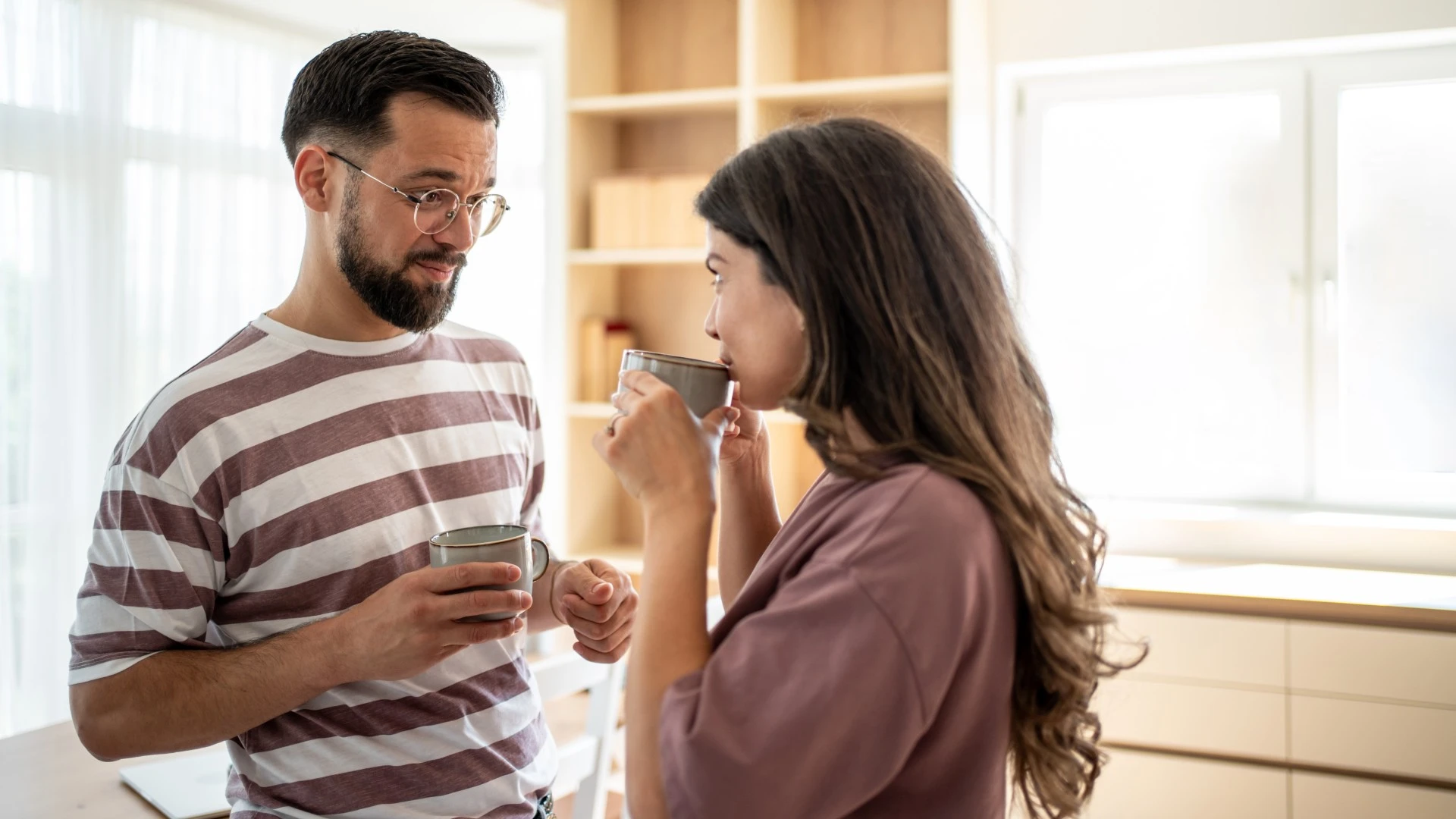 couple émotionnellement mature gérant les désaccords en présentant le problème comme nous contre le problème