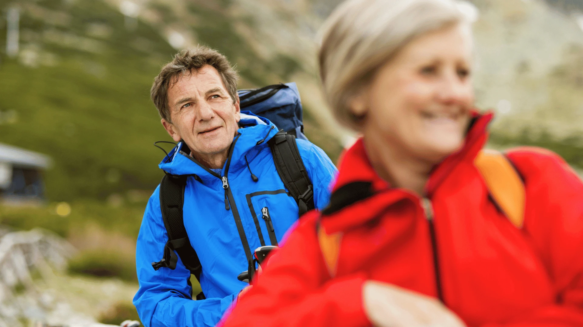 couple randonnée sur sentier rester ensemble pour la vie