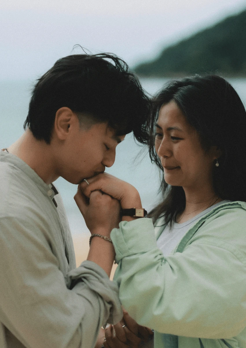 couple dans un moment de tendresse se tenant la main