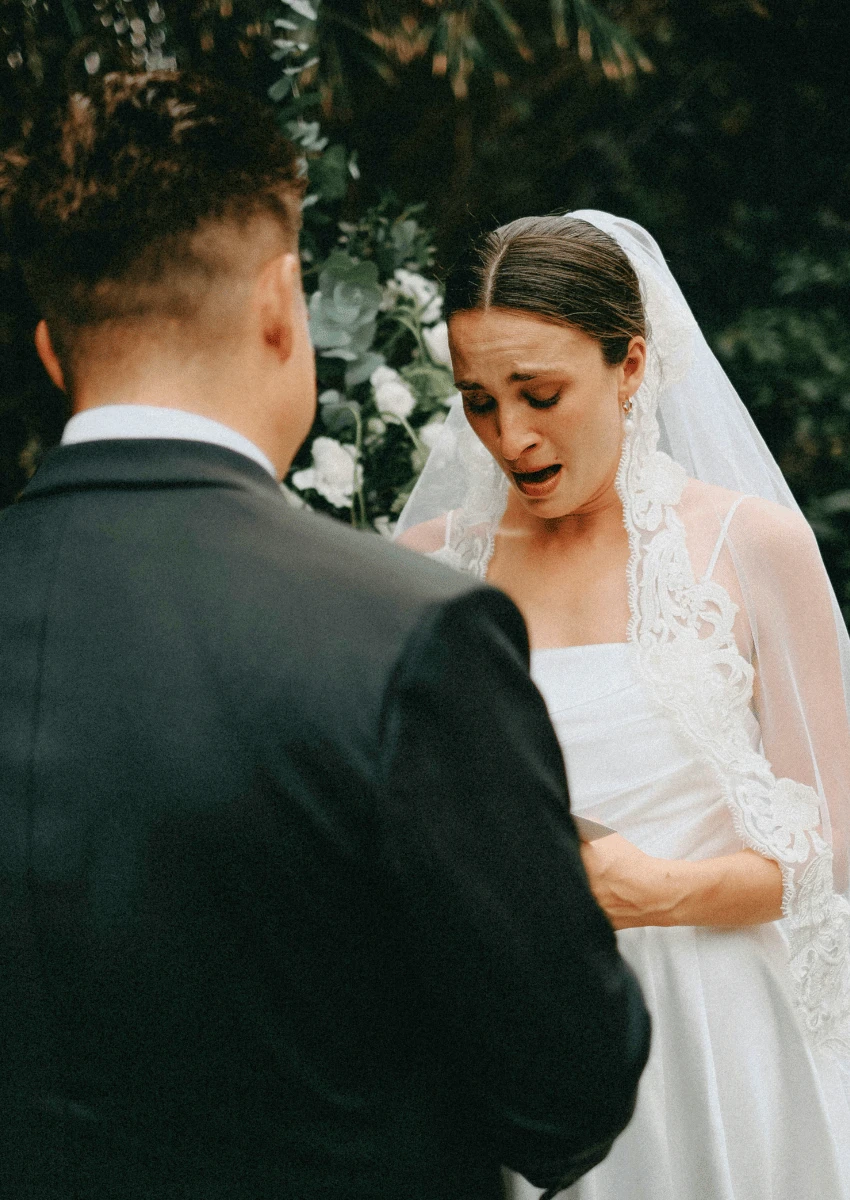 mariée émotive parlant au marié