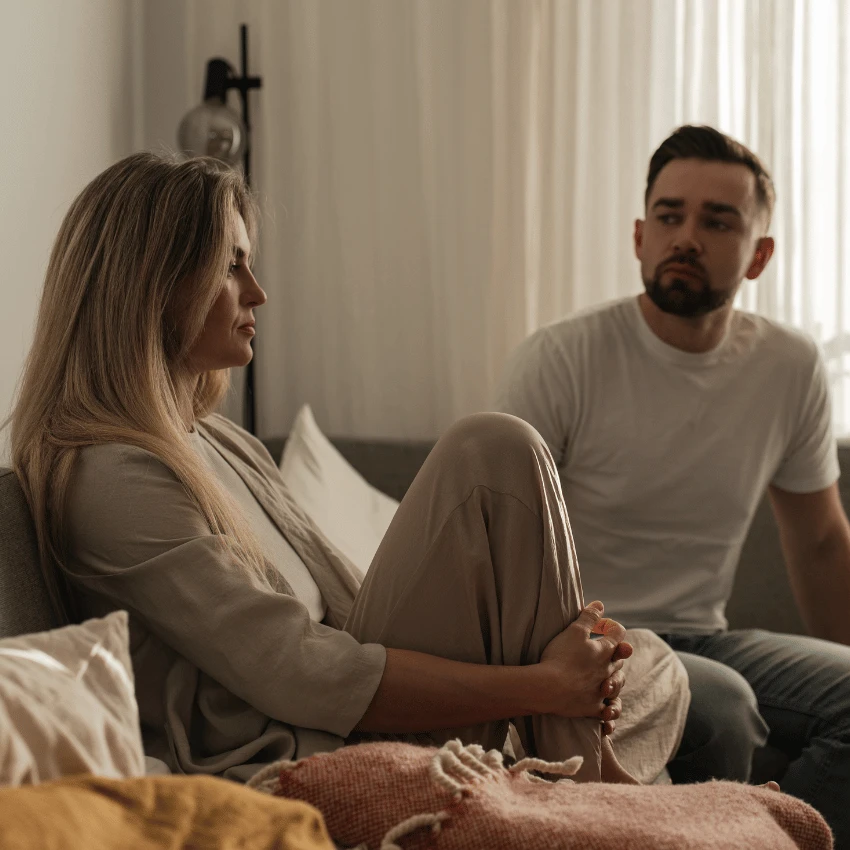 un homme interrompant la femme avec qui il sort