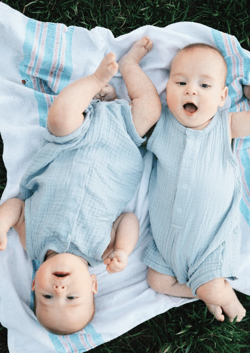 nourrissons nouveau-nés couchés dans l'herbe